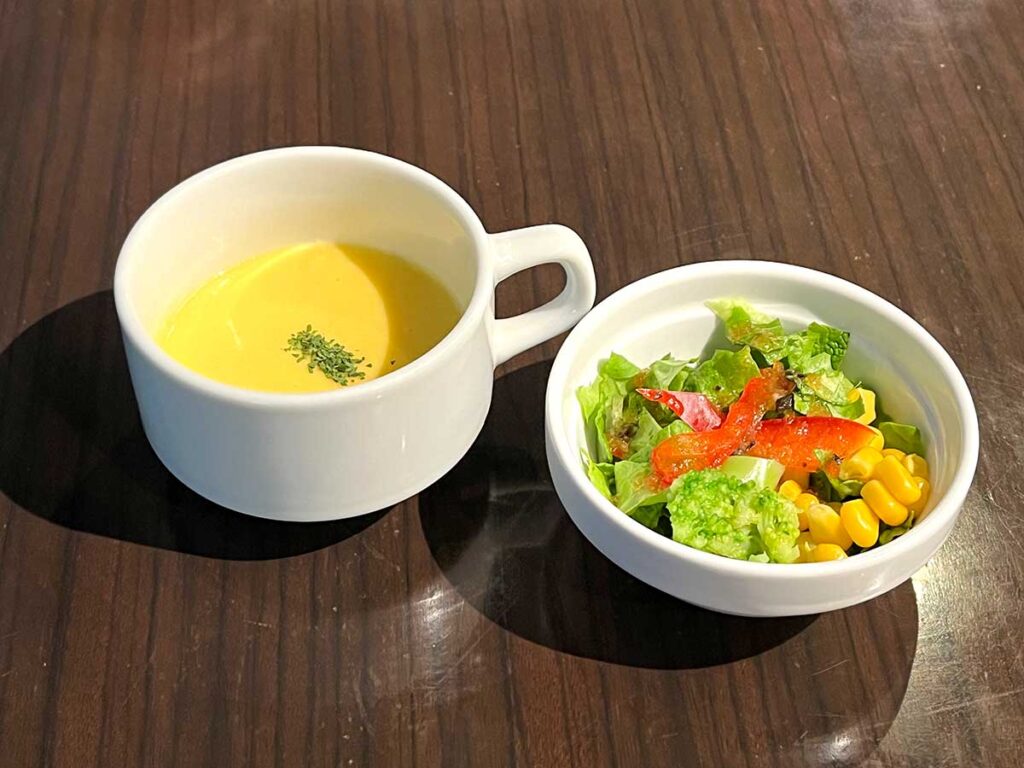 写真：福岡 北九州市小倉 ハンバーグ専門店lolo セットのスープとサラダ