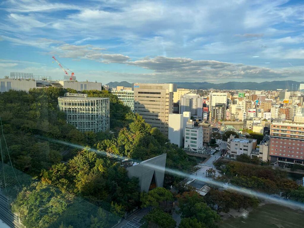 写真：福岡市役所15階展望エリアからの風景