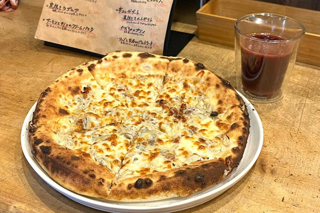 写真：窯焼きバルカフェ らんぷ＋k 焼き立てピザ