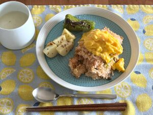 写真：炊き込みチキンライスのオムライス