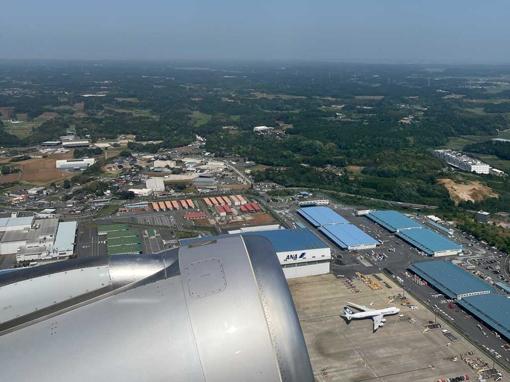 写真:成田空港から飛び立つ
