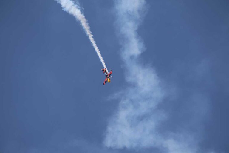 写真：赤い飛行機のイメージ