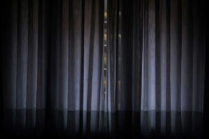 写真：日差しを遮るカーテンのイメージ