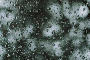 写真：じっとりした雨のイメージ