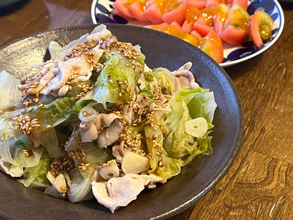 写真:蒸し豚とレタスのオイスターごまだれ