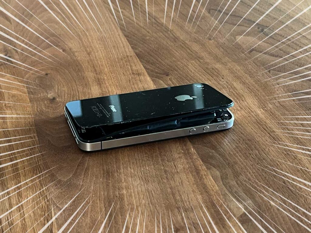 写真：バッテリー膨張したiPhone4