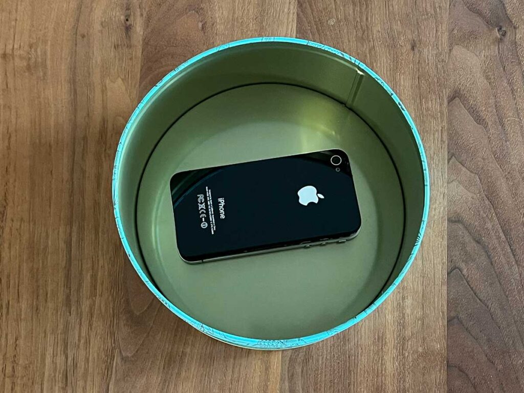 写真：バッテリー膨張したiPhone4