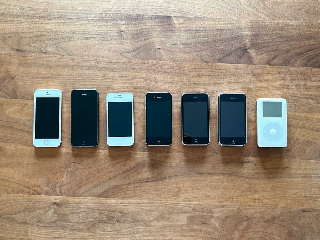 写真:初期iPhoneとiPod