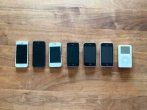写真：初期iPhoneとiPod