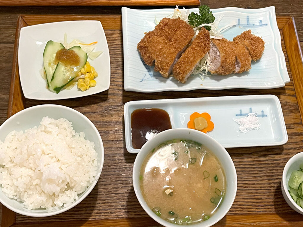 写真：佐賀県伊万里 鉢瓶 とんかつ定食