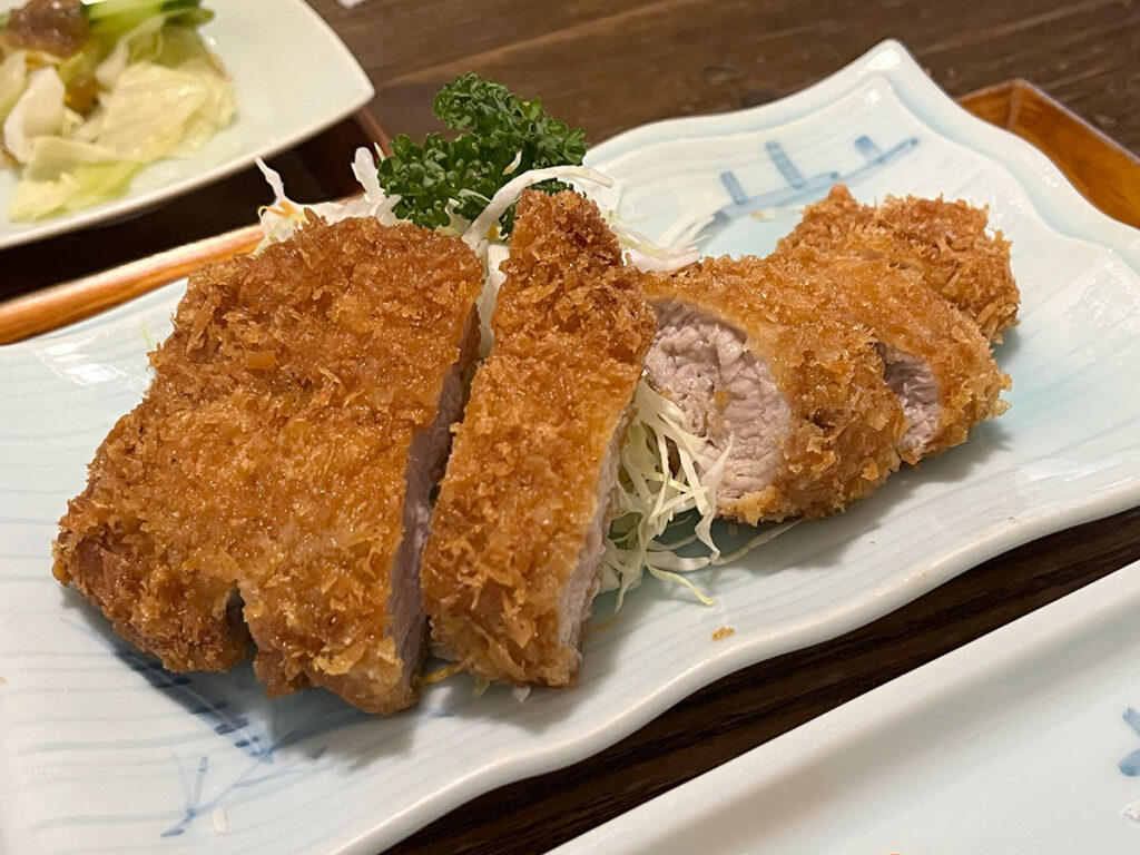 写真：佐賀県伊万里 鉢瓶 とんかつ定食