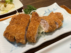 写真：佐賀県伊万里 鉢瓶 とんかつ定食