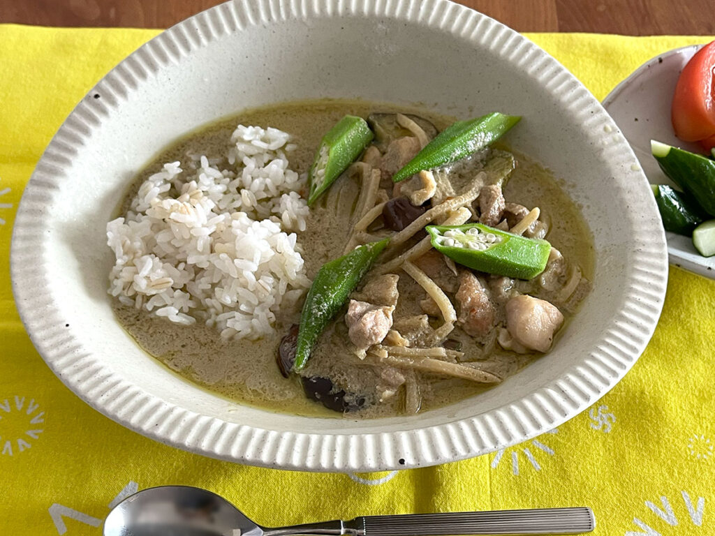 写真:業務スーパー Real Thai グリーンカレー缶詰のグリーンカレー
