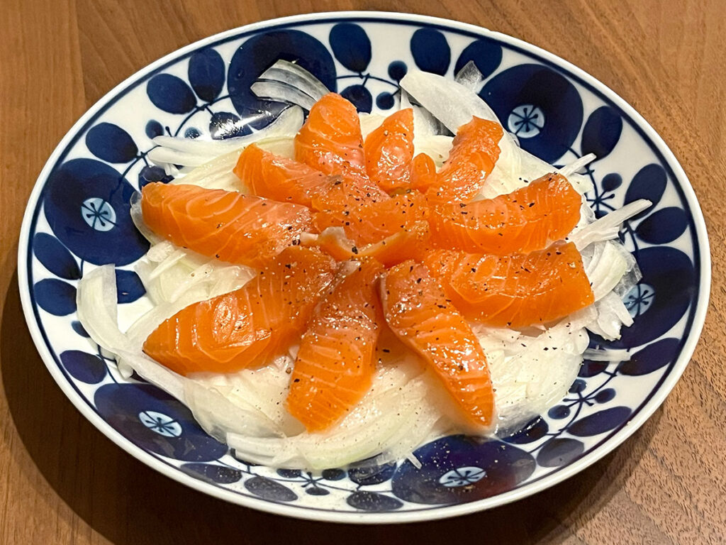 写真:スモークサーモン風サーモンの刺し身