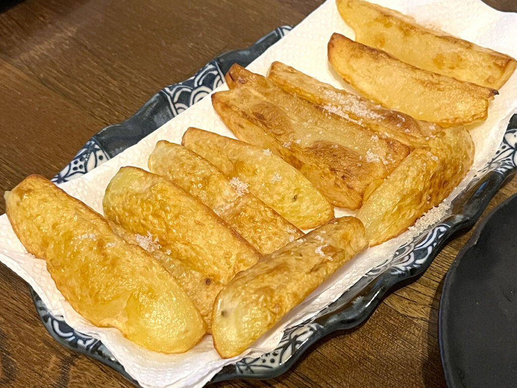 写真:フライドポテトに燻製塩