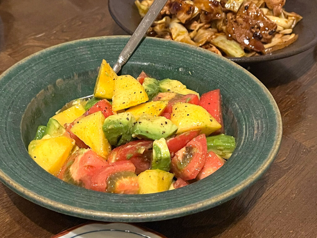 写真：トマトと柿とアボカドのサラダ