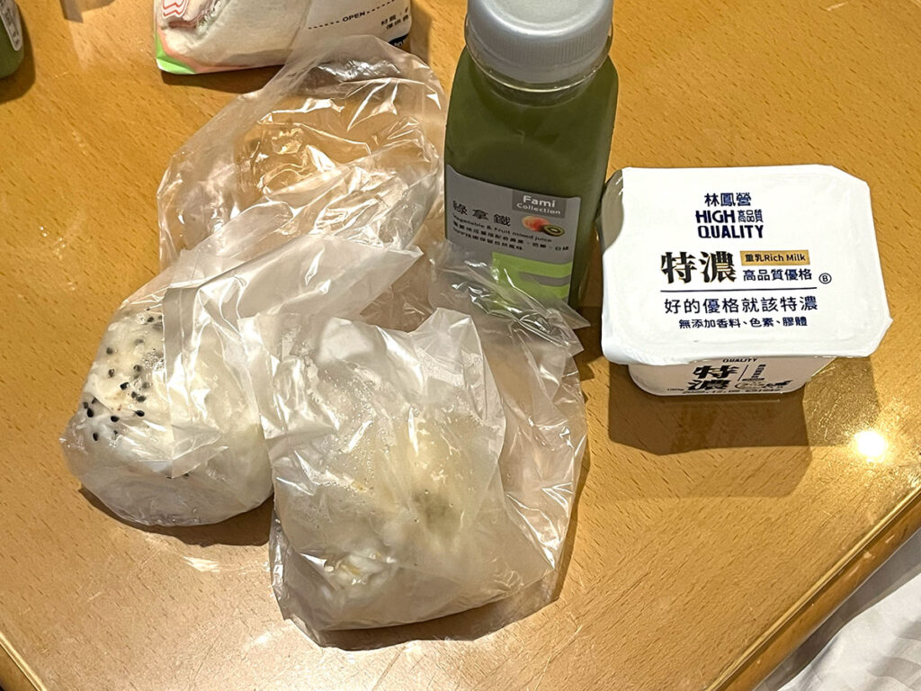 写真:台湾台北 老蔡水煎包 肉まんとキャベツまんとヨーグルトと野菜ジュース