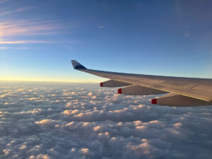 写真：飛行機での移動中の雲海