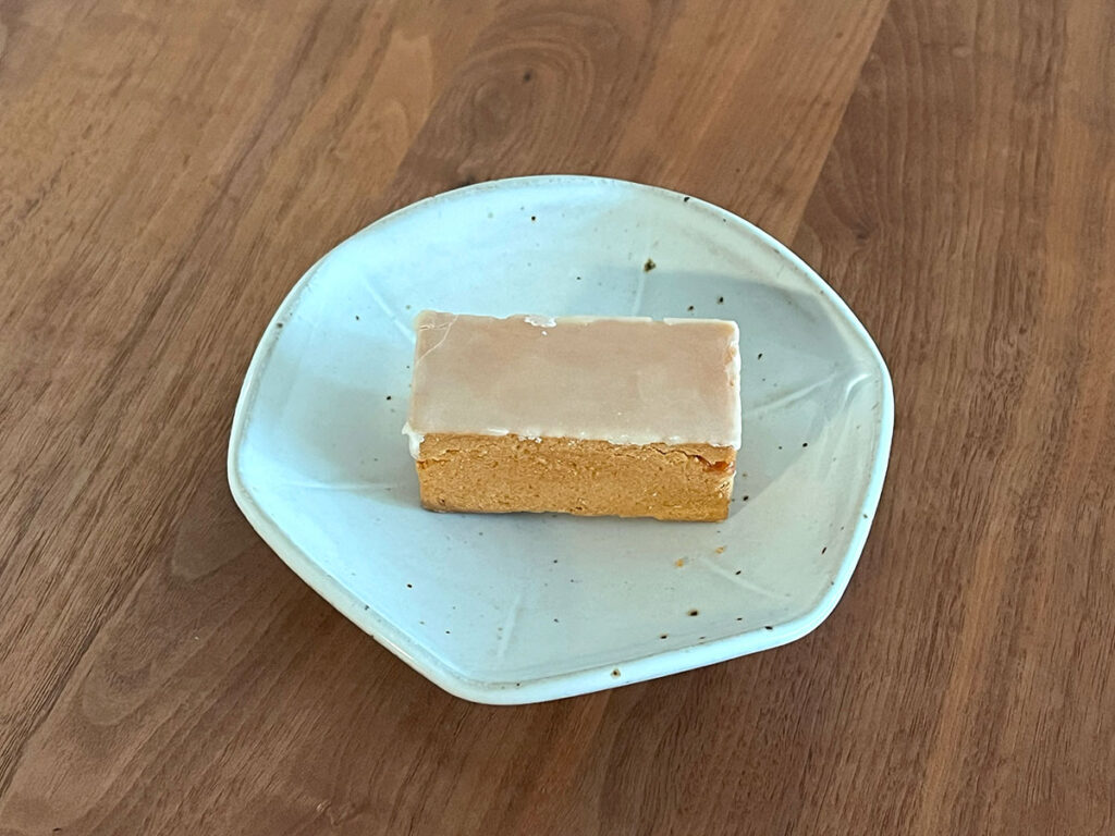 写真：微熱山丘（サニーヒルズ）のアップルケーキ