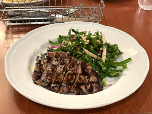 写真：ロイヤルホスト アンガスサーロインステーキサラダ